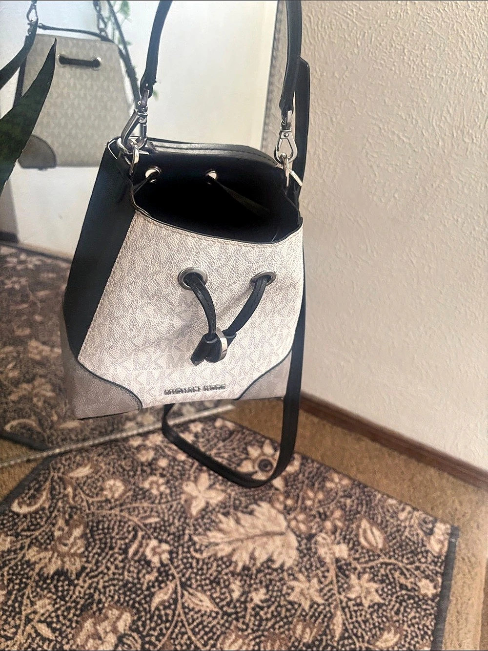 Michael Kors Colorblock Shoulder Bag White & Black